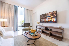Beautiful Beach APT with Private Jacuzzi, Pool & Golf